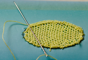 Buttonholing over the cordonnet to finish a petal edge
