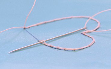 Joining the cordonet by slipping the needle through the starting loop