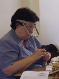 MagEyes headband magnifier showing the adjustable lenses